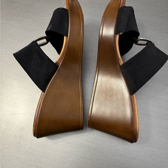 Italian Shoemakers Black and Brown Sandals - Picture 3 of 6